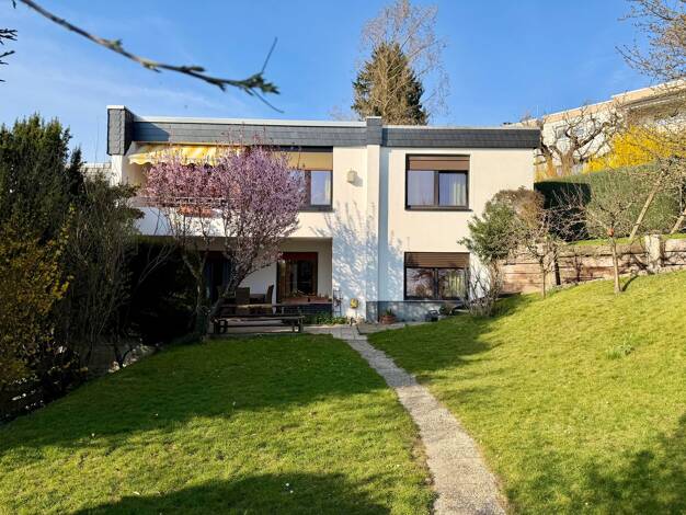 Einfamilienhaus zur Miete 2.500 € 6 Zimmer 170 m² 588 m² Grundstück frei ab sofort Neuenhain Bad Soden 65812