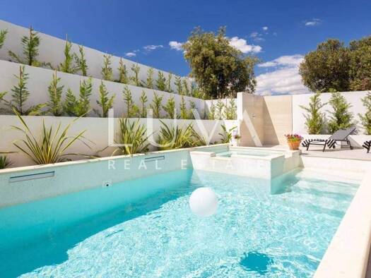 Haus zur Miete 3.000 € 4 Zimmer 250 m² Razanj, Rogoznica Rogoznica