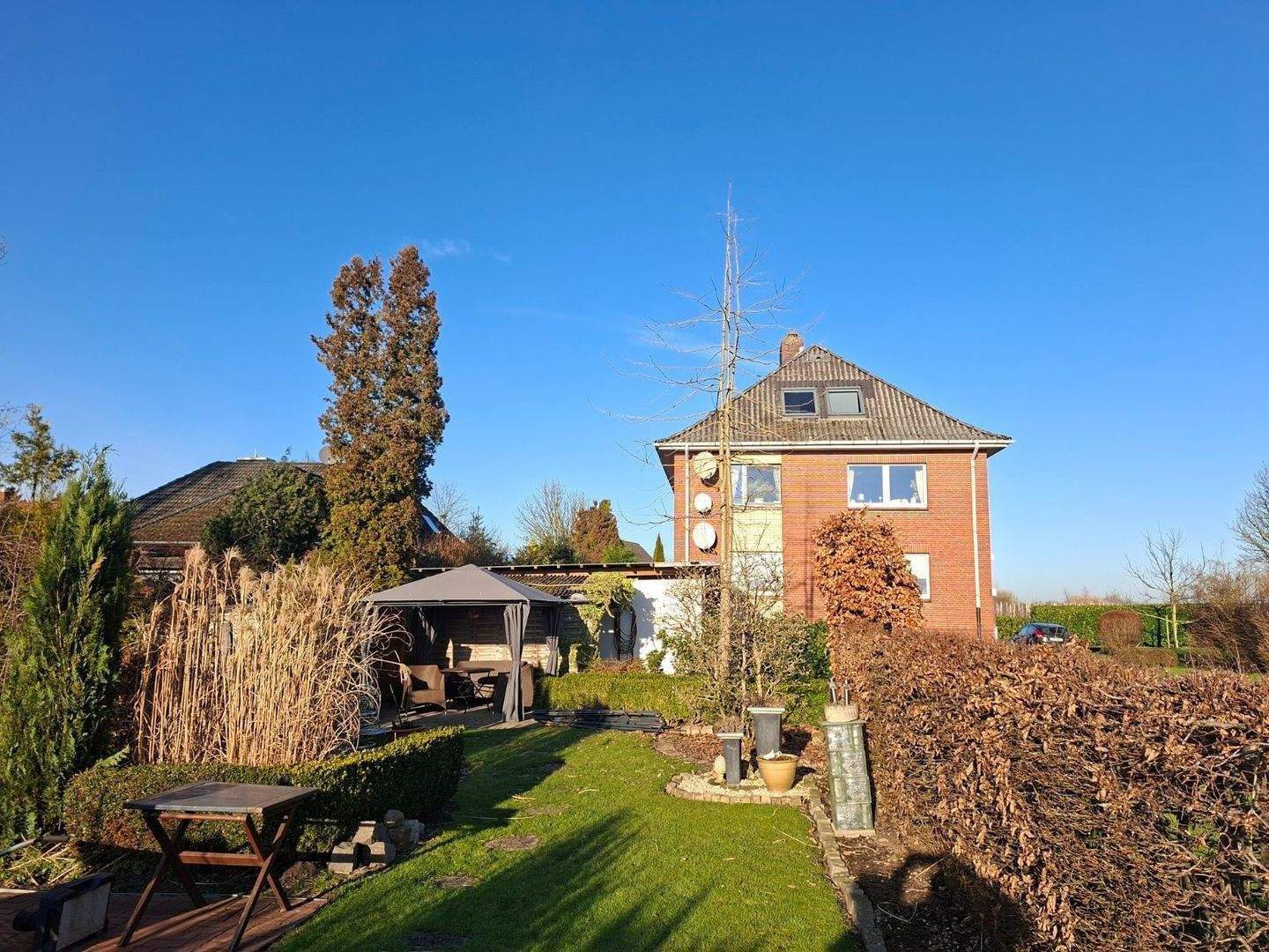 Immobilie in Hollern-Twielenfleth - Mehrfamilienhaus mit Elbblick plus zusätzlichem Bauland im Alten Land - Bild 1
