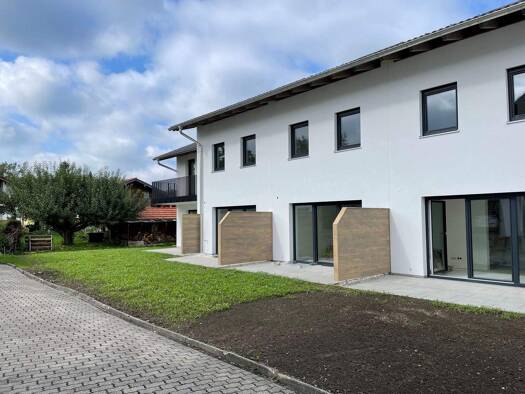 Reihenmittelhaus zur Miete 1.800 € 4 Zimmer 101 m² 157 m² Grundstück frei ab 01.02.2026 Schwarzenbergstraße 4 Nicklheim Raubling 83064