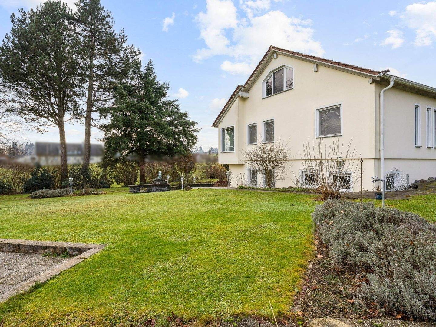 Immobilie in Bergatreute - Repräsentative Landhausvilla nahe Ravensburg - Schloss-Ambiente auf ca. 2.500 m² Parkgrundstück - Bild 1