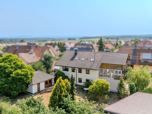 Einfamilienhaus zum Kauf 359.000 € 9 Zimmer 257,7 m² 960 m² Grundstück Neuhausen Königsfeld im Schwarzwald 78126