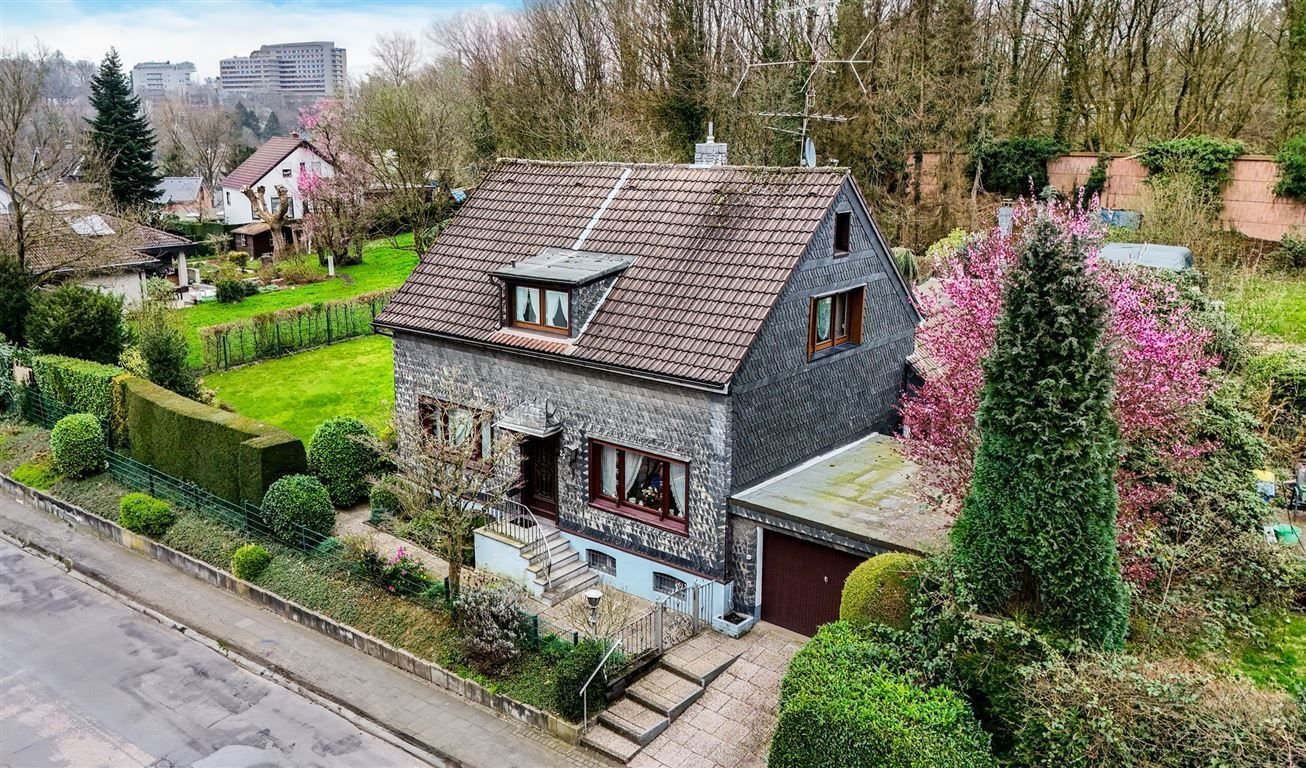 Einfamilienhaus zum Kauf 415.000 € 6 Zimmer 153 m²<br/>Wohnfläche 1.372 m²<br/>Grundstück Beethovenstraße Solingen 42655