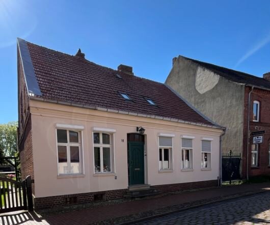 Einfamilienhaus zum Kauf 249.000 € 7 Zimmer 166 m²<br/>Wohnfläche 768 m²<br/>Grundstück Dömitz Dömitz 19303