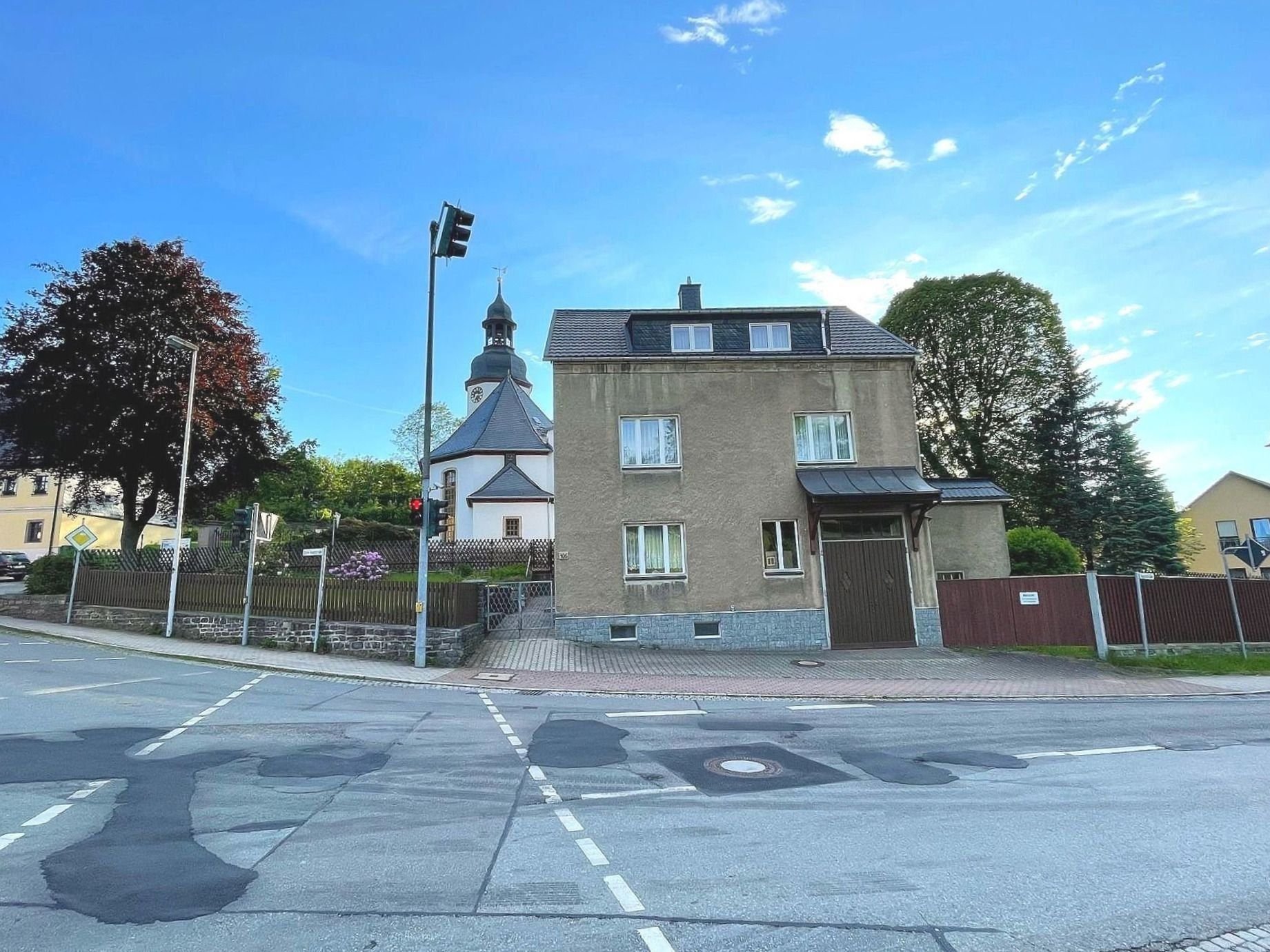 Mehrfamilienhaus zum Kauf 179.500 € 9 Zimmer 200 m²<br/>Wohnfläche 1.137 m²<br/>Grundstück ab sofort<br/>Verfügbarkeit Auerbach 09392