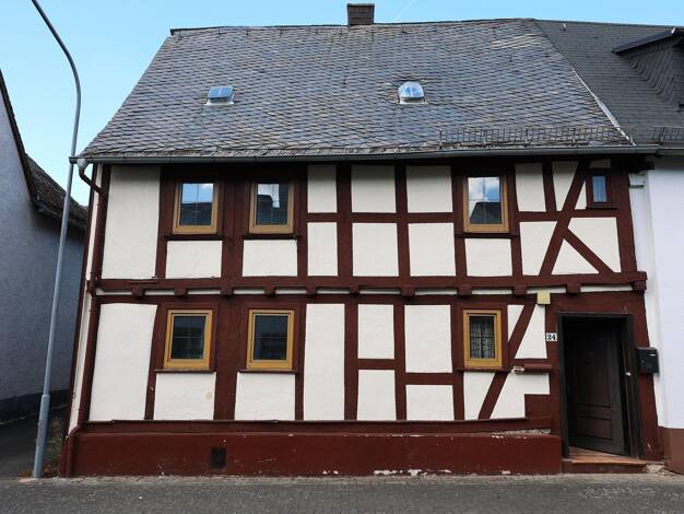 Einfamilienhaus zum Kauf 69.000 € 7 Zimmer 168 m² 297 m² Grundstück frei ab sofort Greifenstein Greifenstein 35753