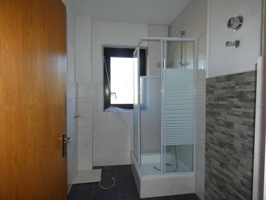 Immobilie in Auerbach in der Oberpfalz - Attraktives Zweifamilienhaus mit Garagen, Photovoltaik und soliden Mieteinnahmen - Bild 4