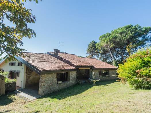 Haus zum Kauf 590.000 € 600 m² 10.000 m² Grundstück Varèse 21100