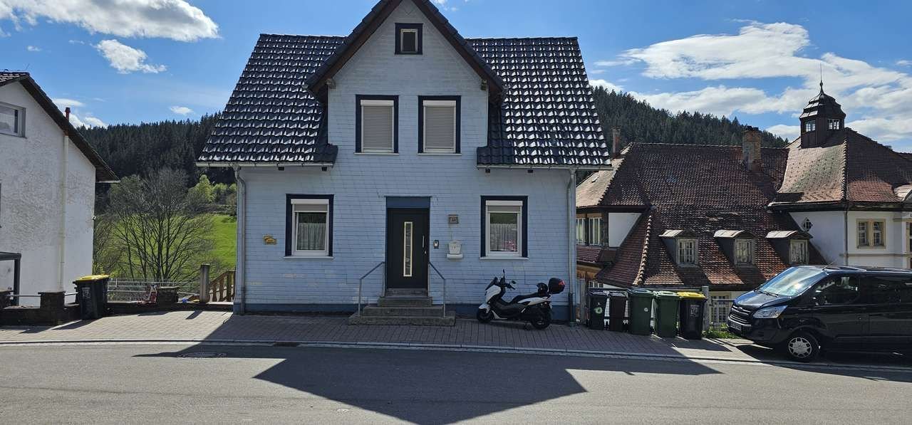 Einfamilienhaus zum Kauf 259.000 € 9 Zimmer 152,1 m²<br/>Wohnfläche 255 m²<br/>Grundstück Krankenhausstr. 36 Stadtgebiet Vöhrenbach 78147