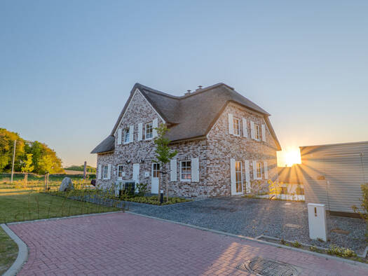 Haus zum Kauf 660.000 € 3 Zimmer 137,4 m² 774 m² Grundstück Schlossallee 32 Ranzow Lohme 18551