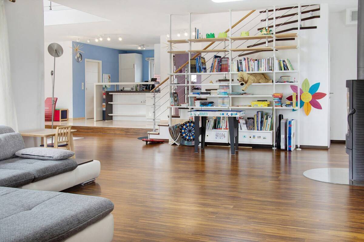 Immobilie in Heroldsbach - Modernes Einfamilienhaus mit Galerie, Kamin und drei Garagen in ruhiger Randlage - Bild 4