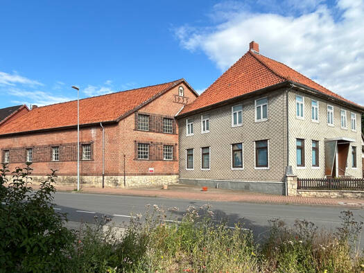 Haus zum Kauf 360.000 € 12 Zimmer 200 m² 4.792 m² Grundstück Elze Elze 31008