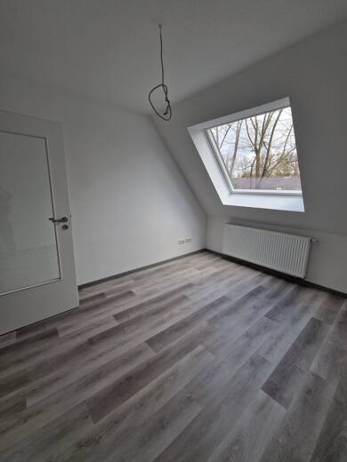 Wohnung zur Miete 803 € 4 Zimmer 107 m² Dachgeschoss, 2. Geschoss frei ab sofort Werdumer Straße 108 Altengroden Wilhelmshaven 26386
