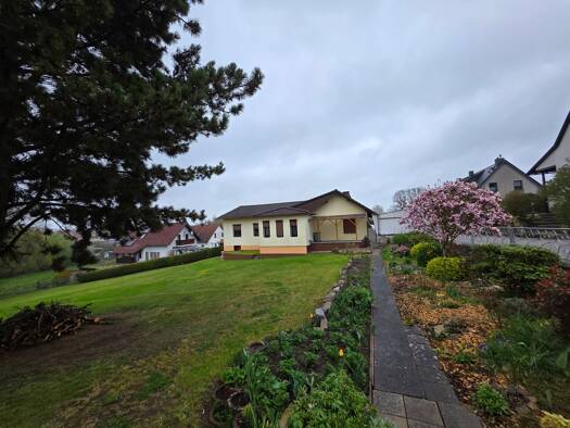 Bungalow zum Kauf 226.000 € 3 Zimmer 157 m² 1.640 m² Grundstück frei ab sofort Langenfeld Bad Salzungen 36433