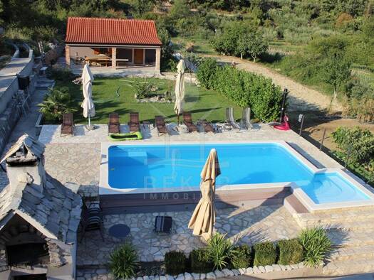 Mehrfamilienhaus zum Kauf 950.000 € 400 m² 2.000 m² Grundstück Omiš