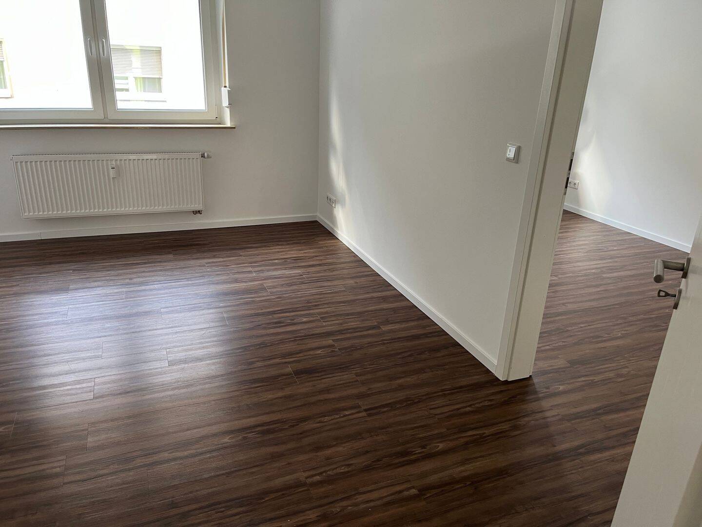 Erstbezug nach Renovierung - 3 ZW im 1. OG mit Balkon zum Innenhof, modernes Tageslichtbad mit Badewanne - ab sofort bezugsbereit – Nürnberg – Vorschaubild 3