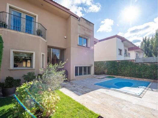 Reihenhaus zur Miete 8.000 € 6 Zimmer 540 m² >Av. de Fuentelarreina > Madrid 28035