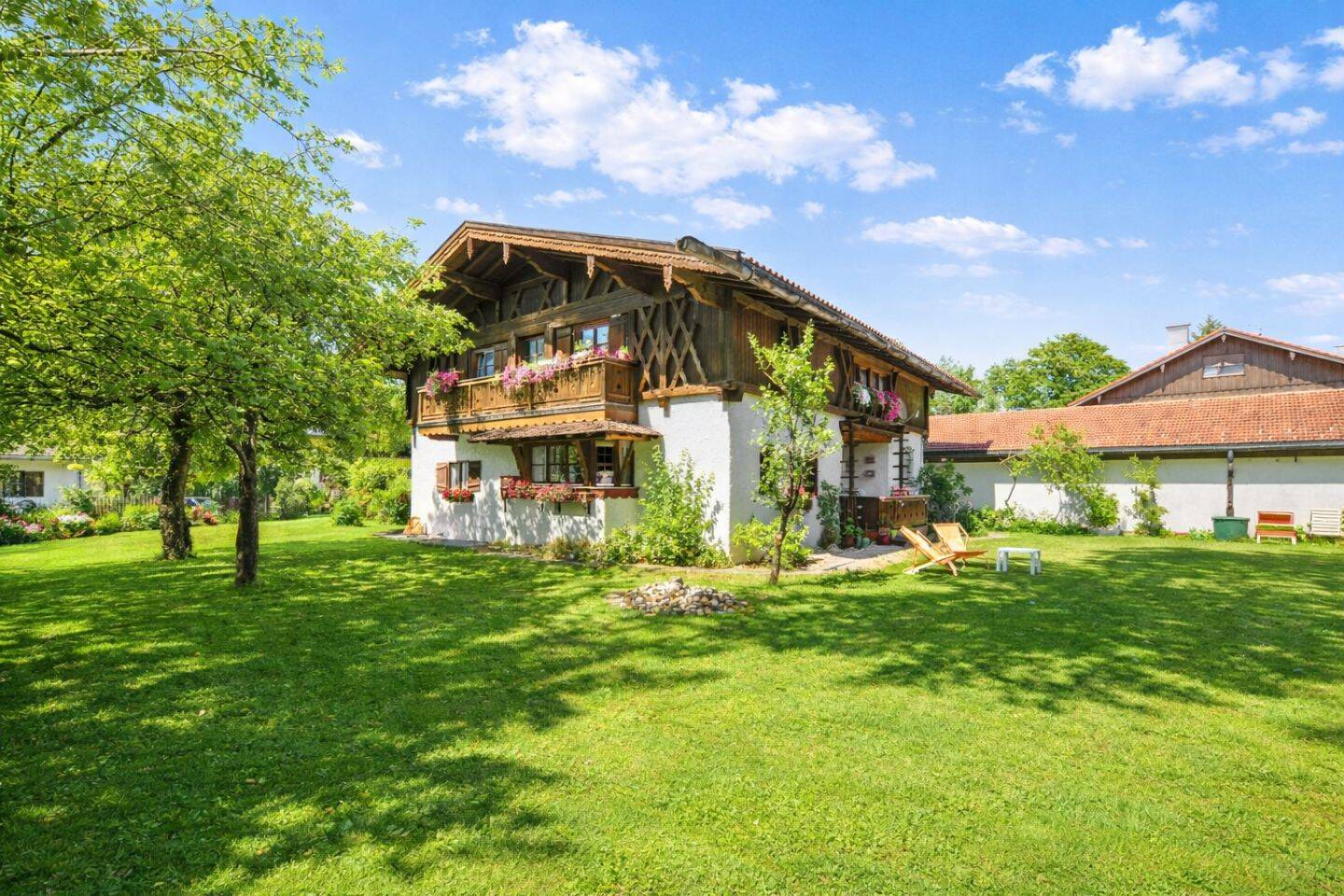 Immobilie in Otterfing - Charmantes Landhaus-Unikat in Otterfing - großzügiges Grundstück - vielseitige Nutzungsmöglichkeiten - Bild 0