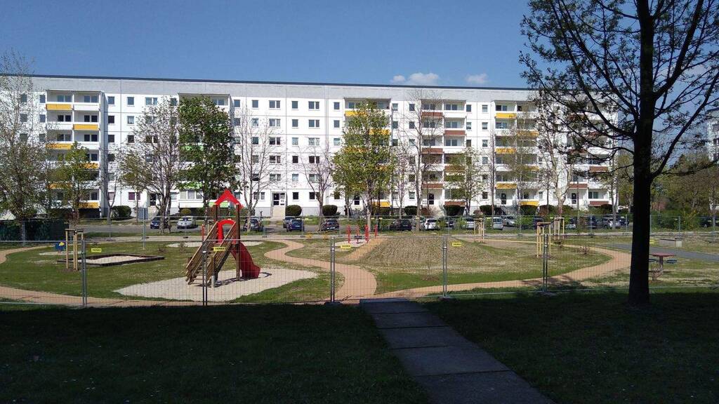 Wohnung zur Miete 296 € 2 Zimmer 53,7 m² 2. Geschoss frei ab 01.07.2026 Raupenhainer Straße 48 Borna 04552