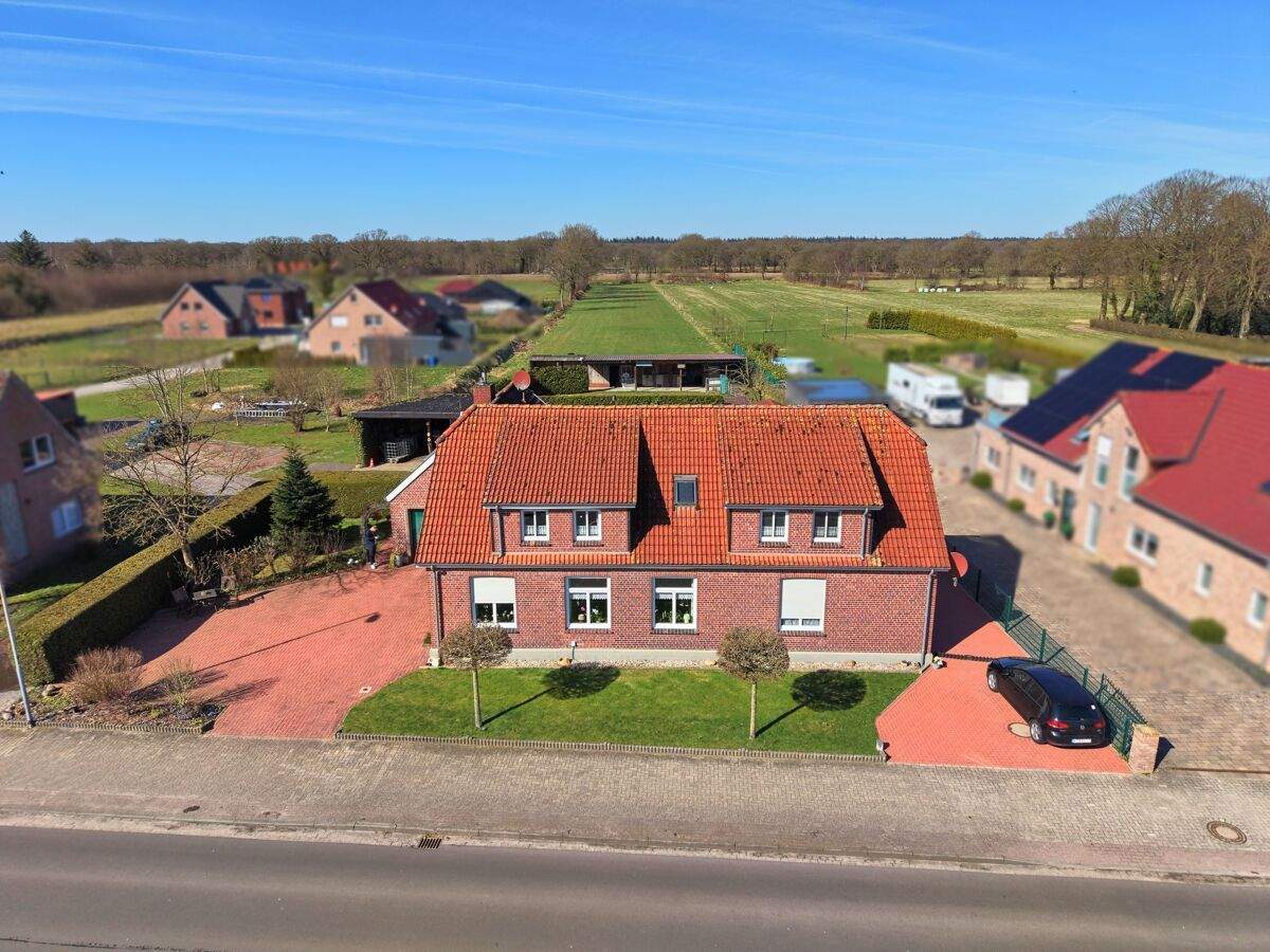 Immobilie in Friedeburg - Charmantes Zweifamilienhaus mit vermieteter Wohneinheit und vielseitigen Nebengebäuden in Reepsholt - Bild 0