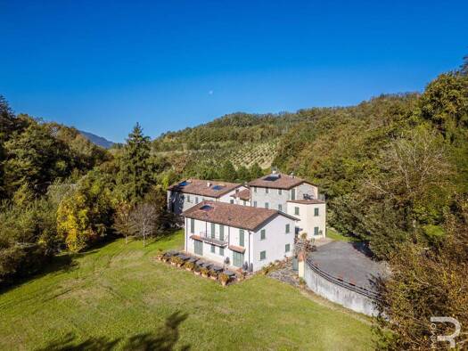 Haus zum Kauf 1.980.000 € 14 Zimmer 1.320 m² 100.000 m² Grundstück frei ab sofort Fivizzano