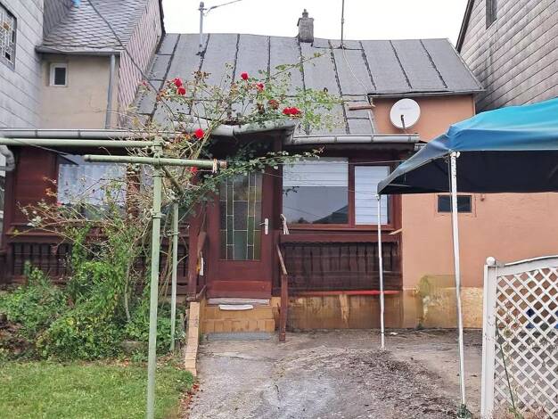 Doppelhaushälfte zum Kauf 59.000 € 4 Zimmer 100 m² 482 m² Grundstück frei ab sofort Gondershausen 56283