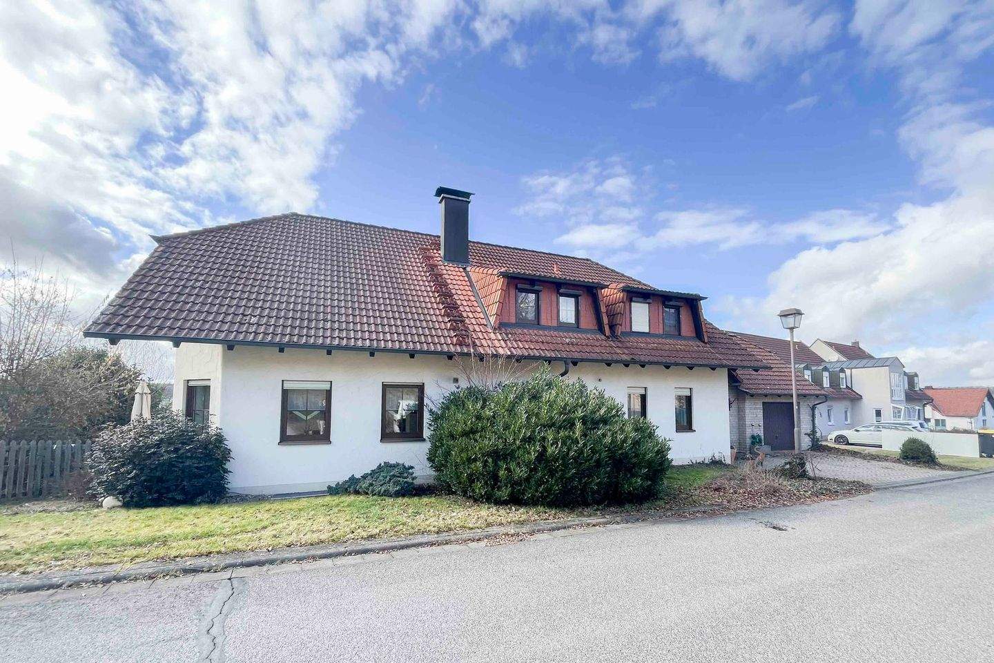 Immobilie in Maroldsweisach - Großzügiges Einfamilienhaus mit Doppelgarage und Blick ins Grüne in Maroldsweisach - Bild 2