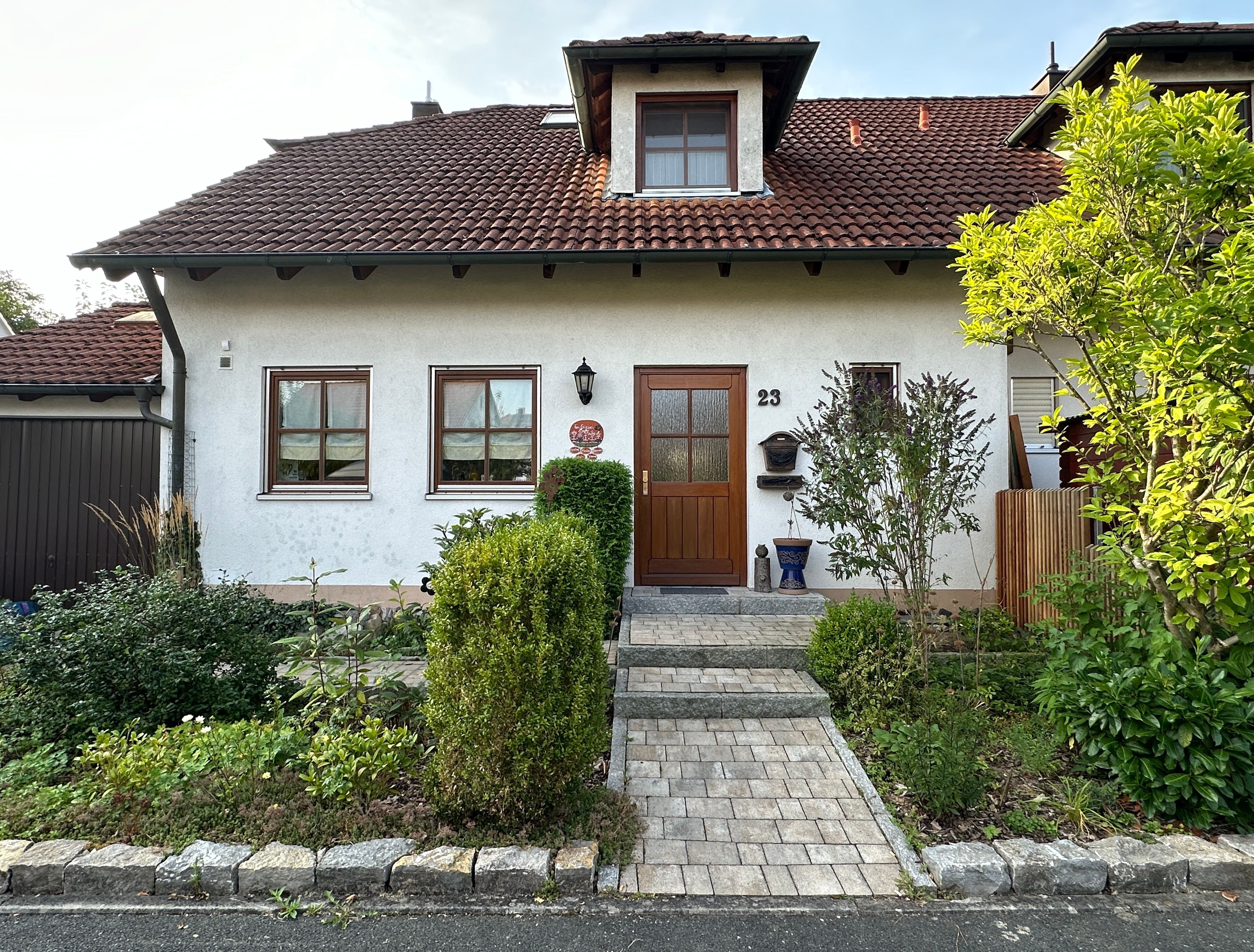 Doppelhaushälfte zur Miete 1.600 € 5 Zimmer 123 m²<br/>Wohnfläche 384 m²<br/>Grundstück ab sofort<br/>Verfügbarkeit Zeisigstraße 23 Höchstadt Höchstadt a.d.Aisch 91315