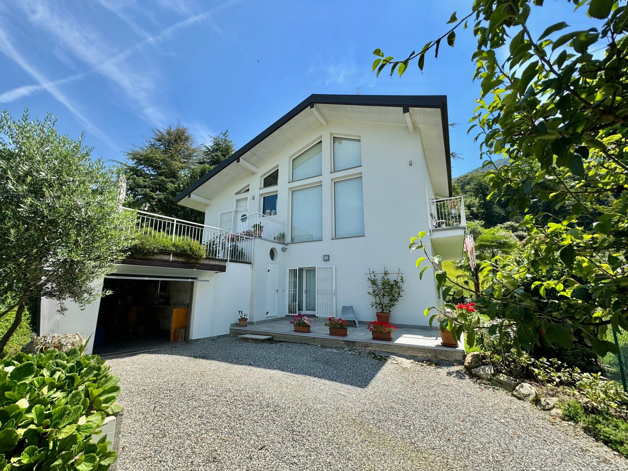 Villa zum Kauf 635.000 € 5 Zimmer 200 m²<br/>Wohnfläche 750 m²<br/>Grundstück Porto Valtravaglia