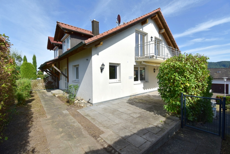 Immobilie in Gaienhofen - Bezugsfreie Doppelhaushälfte mit fantastischem Seeblick in ruhiger Lage - Bild 0