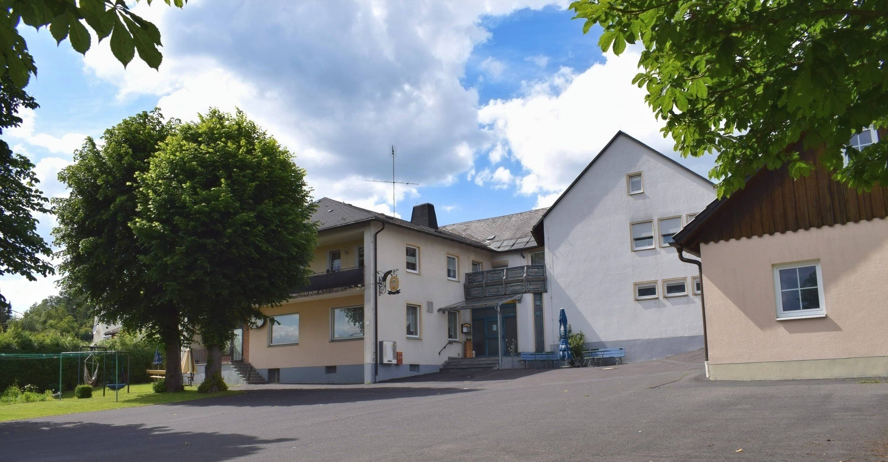 Mehrfamilienhaus zum Kauf 450.000 € 9 Zimmer 277 m²<br/>Wohnfläche 2.336 m²<br/>Grundstück Neusorg Neusorg 95700
