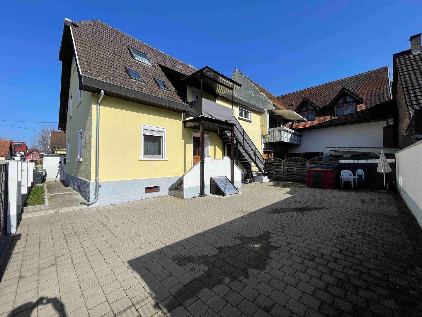 Immobilie in Schwanau - Platz für eine große Familie! Modernisiertes Zweifamilienhaus mit kleinem Garten und großem Hof - Bild 1