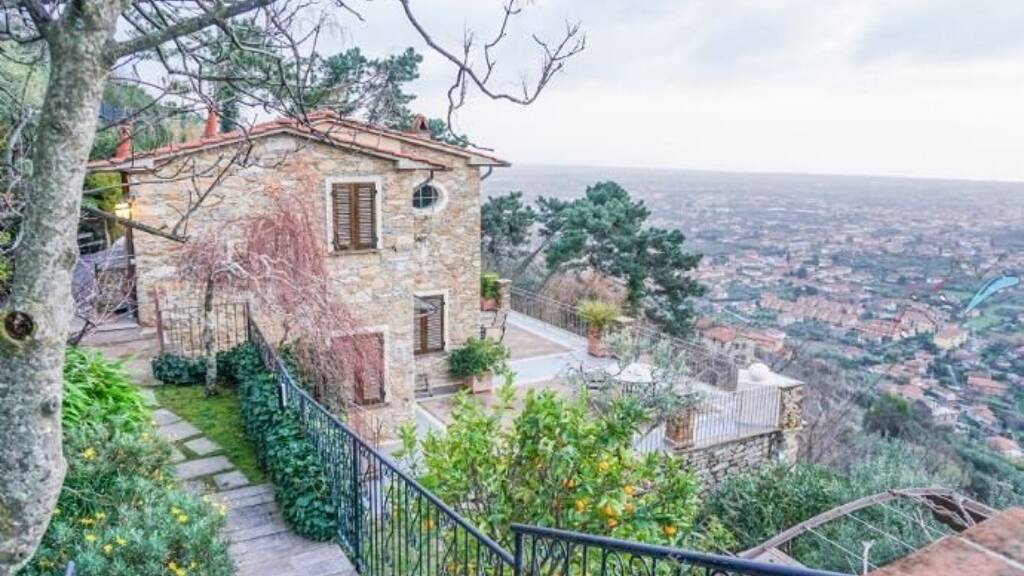 Villa zum Kauf 8 Zimmer 280 m² 3.000 m² Grundstück frei ab sofort Pietrasanta