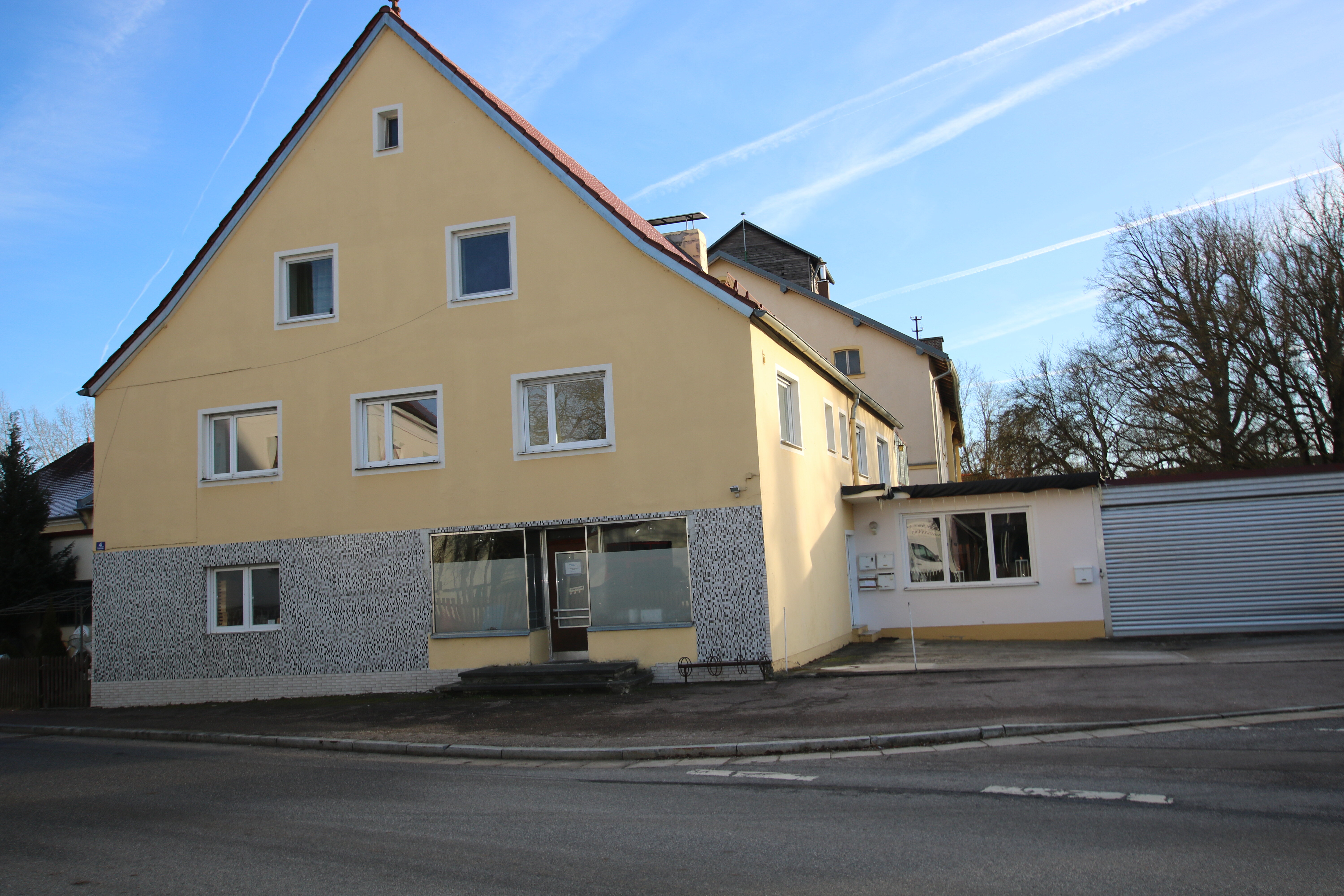 Mehrfamilienhaus zum Kauf 867.000 € 18 Zimmer 600 m²<br/>Wohnfläche 1.826 m²<br/>Grundstück Niedertraubling Obertraubling 93083