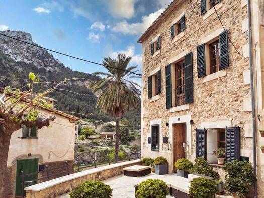 Hotel zum Kauf 2.500.000 € 8 Zimmer 20 Betten 30 m² Gastrofläche 375 m² Grundstück Es Port 07192