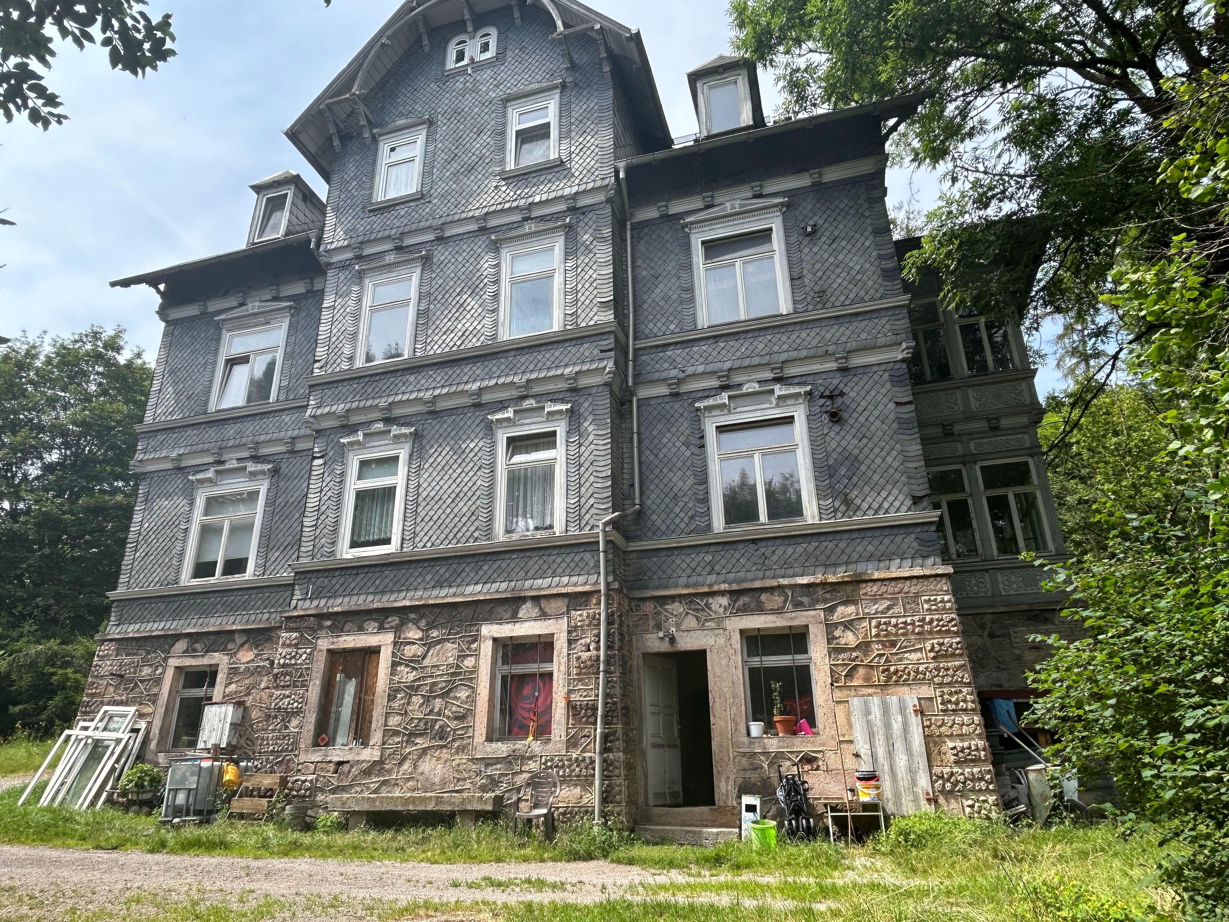 Mehrfamilienhaus zum Kauf 309.000 € 15 Zimmer 480 m²<br/>Wohnfläche 2.287 m²<br/>Grundstück Gehren Ilmenau 98708