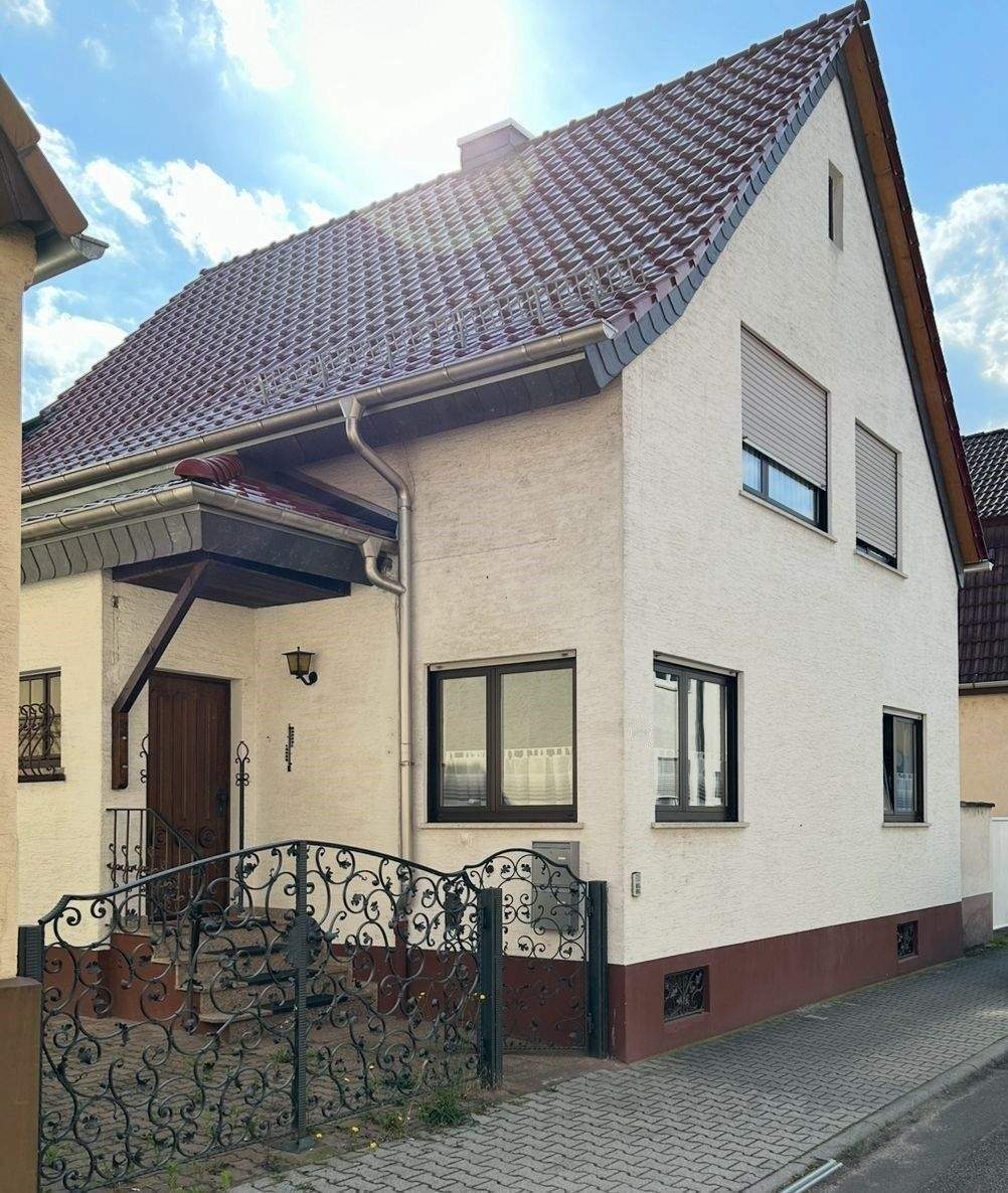 Schnell besichtigen | Freistehendes 2-Familienhaus mit Garage