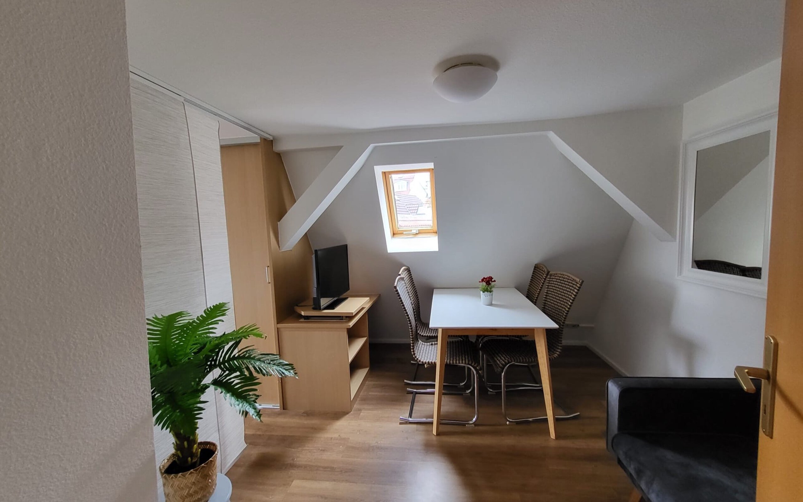 Wohnung zur Miete Wohnen auf Zeit 1.350 € 2 Zimmer 40 m²<br/>Wohnfläche 15.12.2024<br/>Verfügbarkeit Leonhardstrasse 0 Rathaus Stuttgart Zentrum 70182