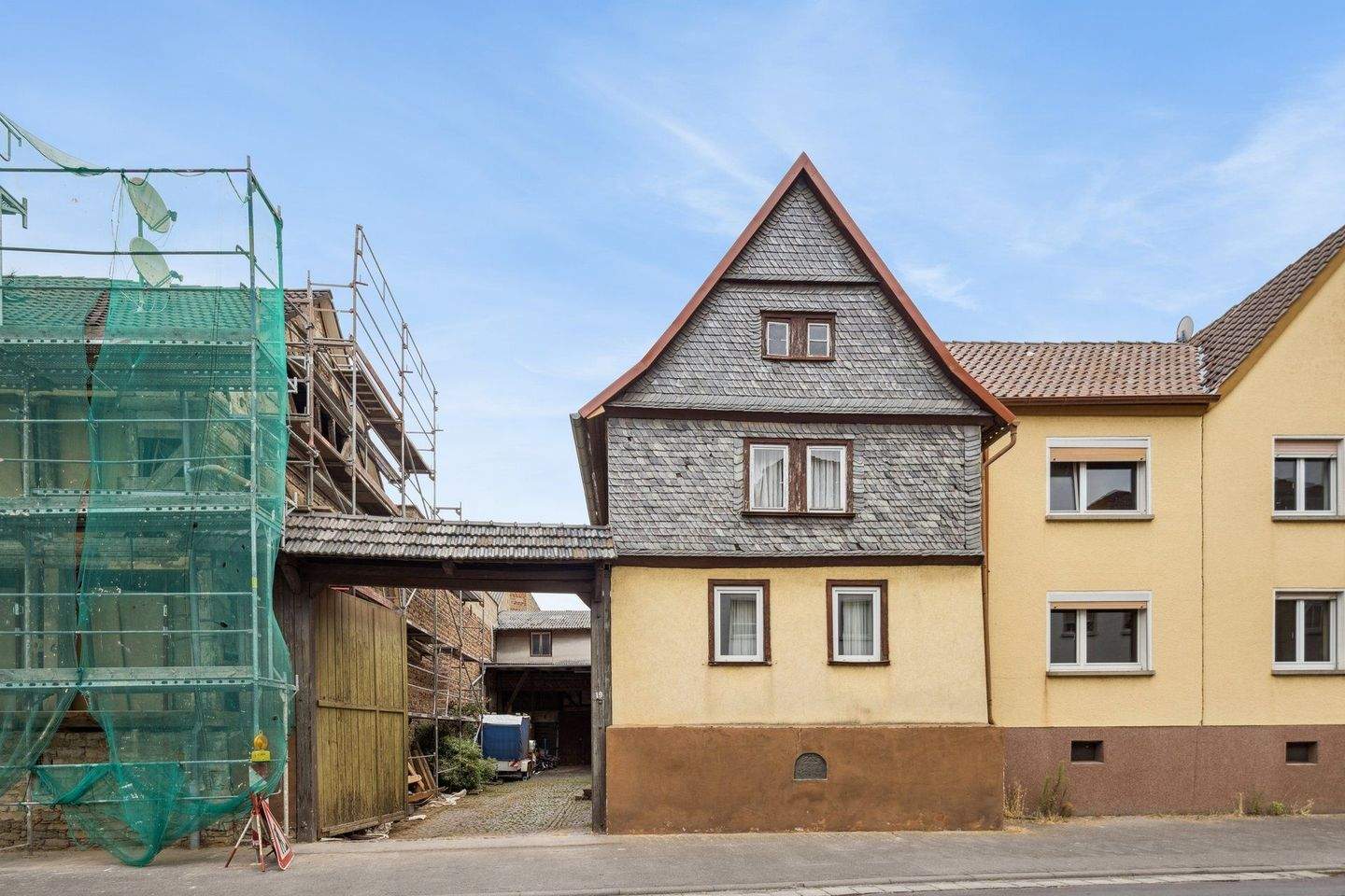 Immobilie in Langgöns - Langgöns - zum Sanieren: Denkmalschutzobjekt auf großem Grundstück mit großer gut nutzbarer Scheune - Bild 0