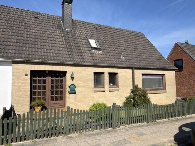 Doppelhaushälfte zum Kauf provisionsfrei 168.000 € 6 Zimmer 142 m² 560 m² Grundstück Melkstedtdiek 3 Schleswig 24837