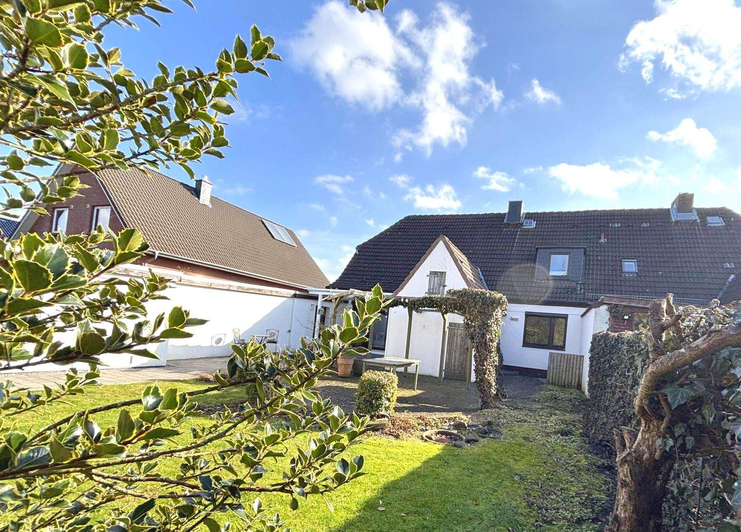 Immobilie in Neustadt in Holstein - Ostholstein ist schön: 5-Zi.-DHH mit Garage & schönem Garten direkt am Neustädter Binnenwasser zu kaufen! - Bild 1