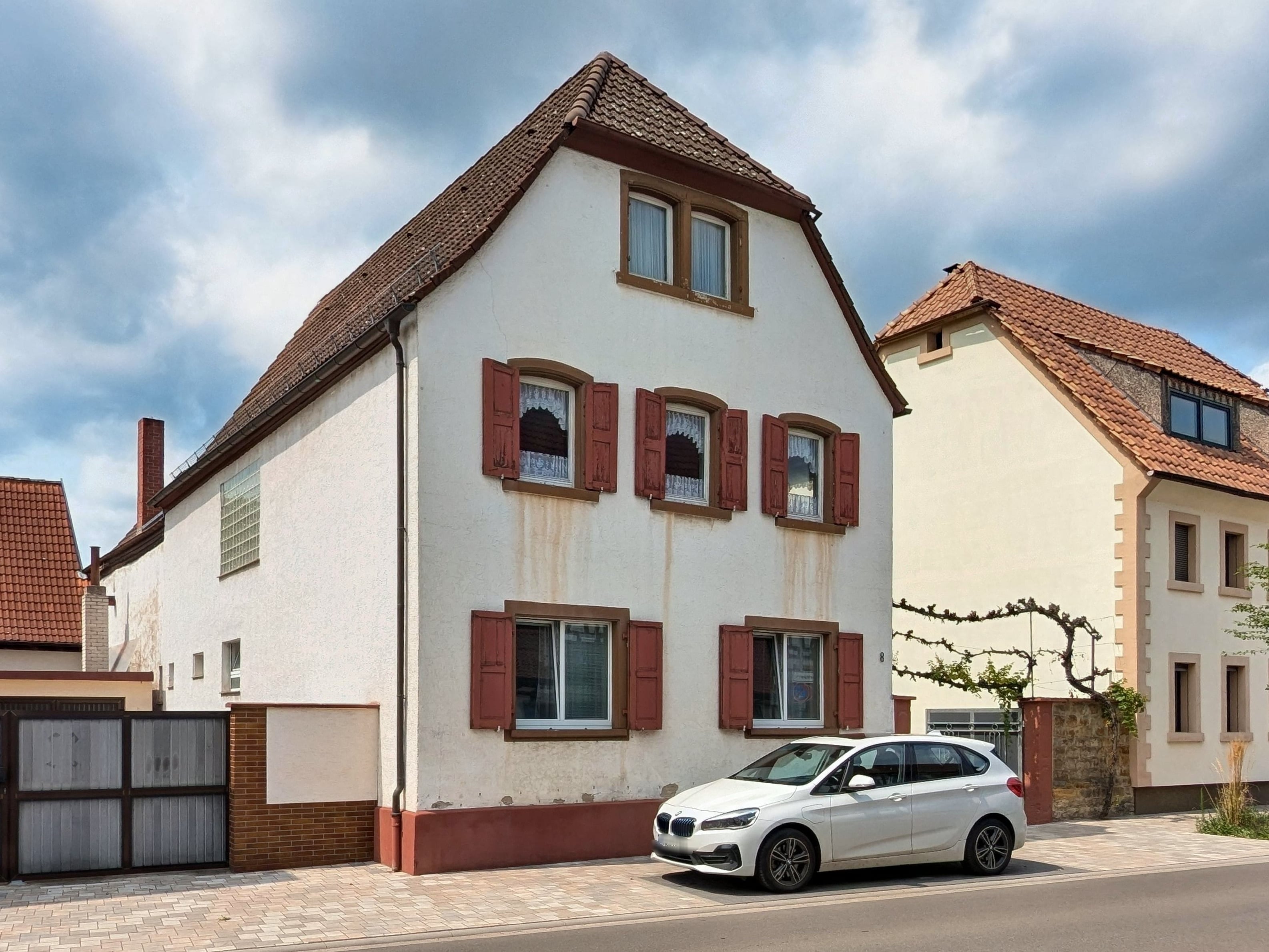 Mehrfamilienhaus zum Kauf 359.000 € 7,5 Zimmer 232 m²<br/>Wohnfläche 575 m²<br/>Grundstück ab sofort<br/>Verfügbarkeit Haßloch 67454