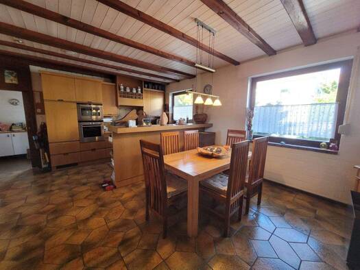 Einfamilienhaus zum Kauf 439.000 € 6 Zimmer 200 m² 959 m² Grundstück Carl-Diem-Straße 1 Kirchheim Kirchheim 97268