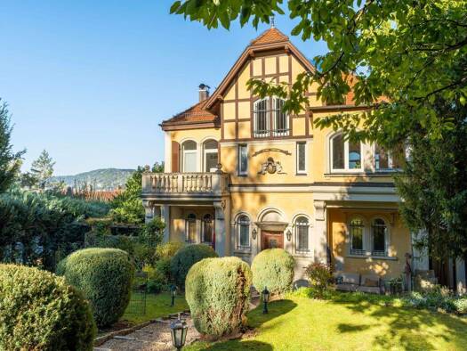 Haus zur Miete 5.800 € 6,5 Zimmer 203 m² 862 m² Grundstück frei ab 01.12.2025 Süd Stuttgart 70180