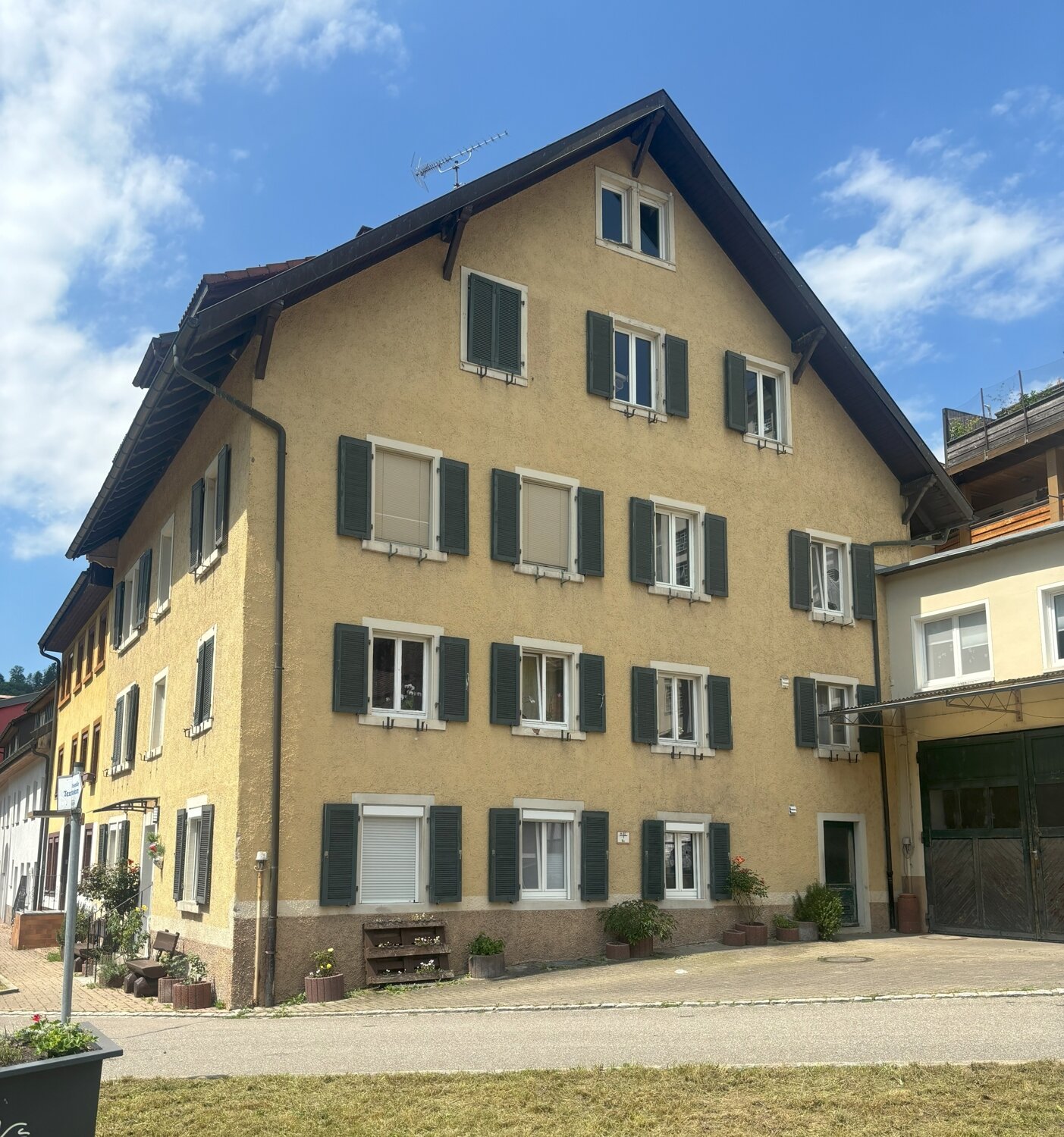 Mehrfamilienhaus zum Kauf 635.000 € 16 Zimmer 392 m²<br/>Wohnfläche 155 m²<br/>Grundstück Zell Zell im Wiesental 79669