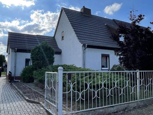 Doppelhaushälfte zum Kauf 80.000 € 3 Zimmer 93 m² 1.010 m² Grundstück Lauta Lauta 02991