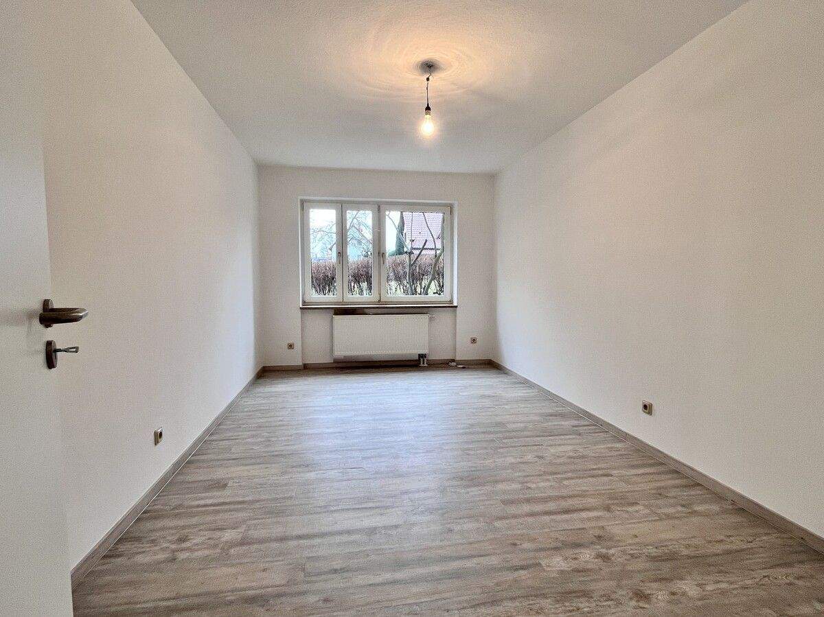 Immobilie in Saalfeld/Saale - Frisch renovierte 3-Raum-Wohnung mit Terrasse und Stellplatz in Saalfeld - FÜR SELBSTNUTZER - Bild 4