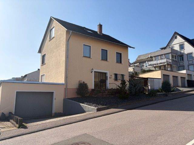 Immobilie in Saarburg - Einfamilienhaus mit großem Garten und 4 Garagen - Bild 0