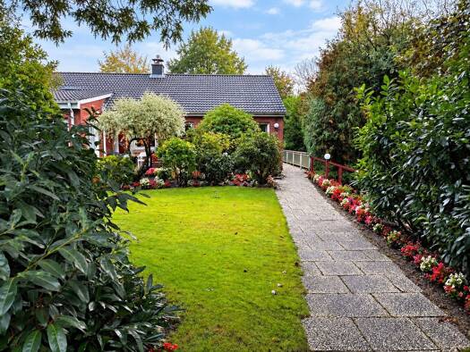 Reihenhaus zum Kauf provisionsfrei 299.000 € 8 Zimmer 227 m² 604 m² Grundstück frei ab sofort Kleiststraße 31 Neuengroden Wilhelmshaven 26386