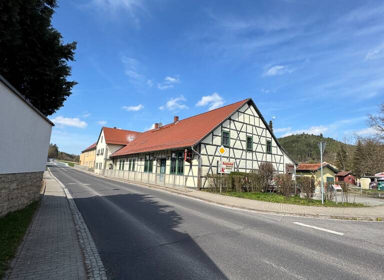 Haus zum Kauf provisionsfrei 500.000 € 10 Zimmer 429,9 m²<br/>Wohnfläche 898 m²<br/>Grundstück Im Dorfe 16 Nauendorf 99448